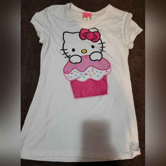 Cupcake Hello Kitty T-shirt - Picture 1 of 3